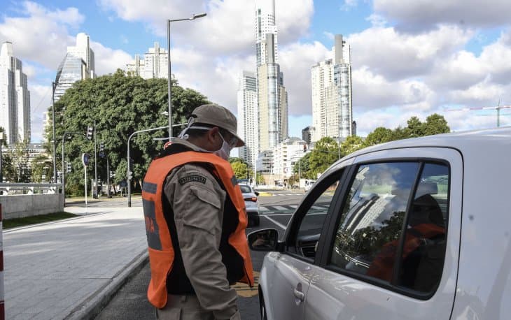 El ministro de Salud porteño aseguró que seguirá la circulación restringida por 3 meses