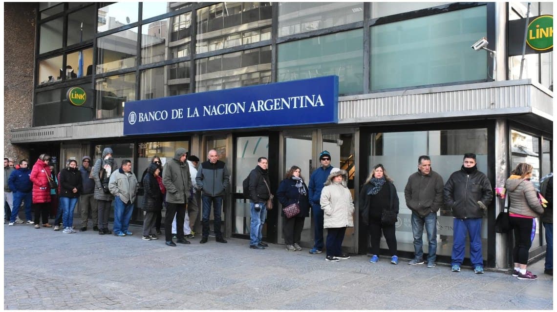 Vuelven a abrir los bancos: quiénes pueden ir y cómo es la nueva modalidad de atención