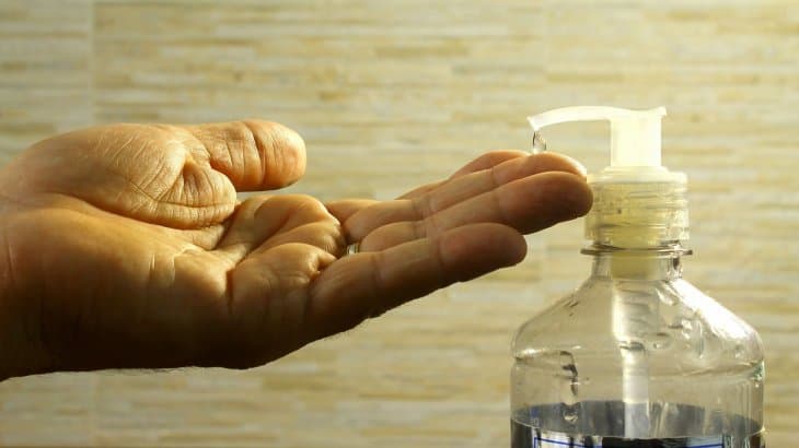 Coronavirus: el Gobierno fijó precios máximos para los barbijos y el alcohol en gel