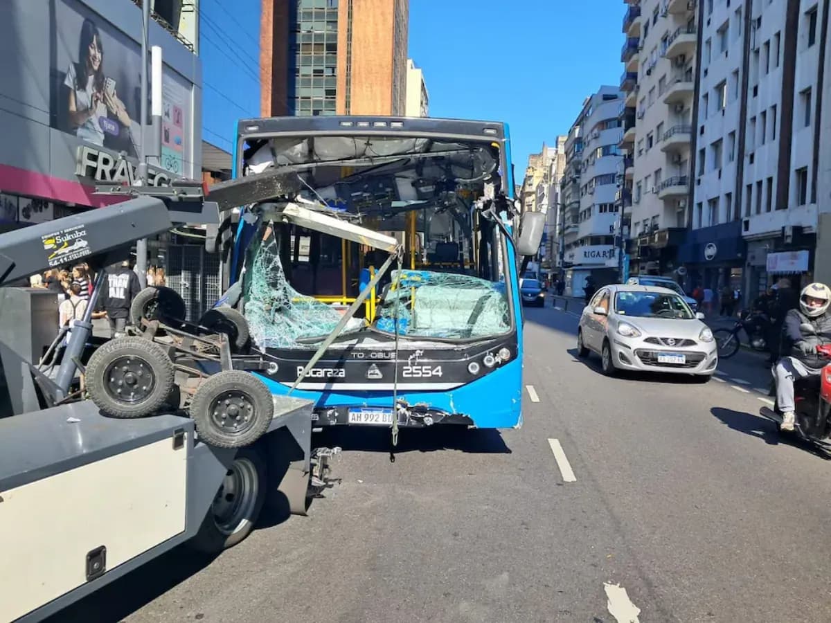 Un colectivo chocó contra una grúa en el Microcentro y dejó cinco heridos