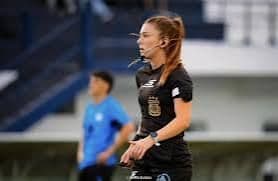 Ariadna Palacios hace historia: primera árbitra principal en la Primera B Metropolitana