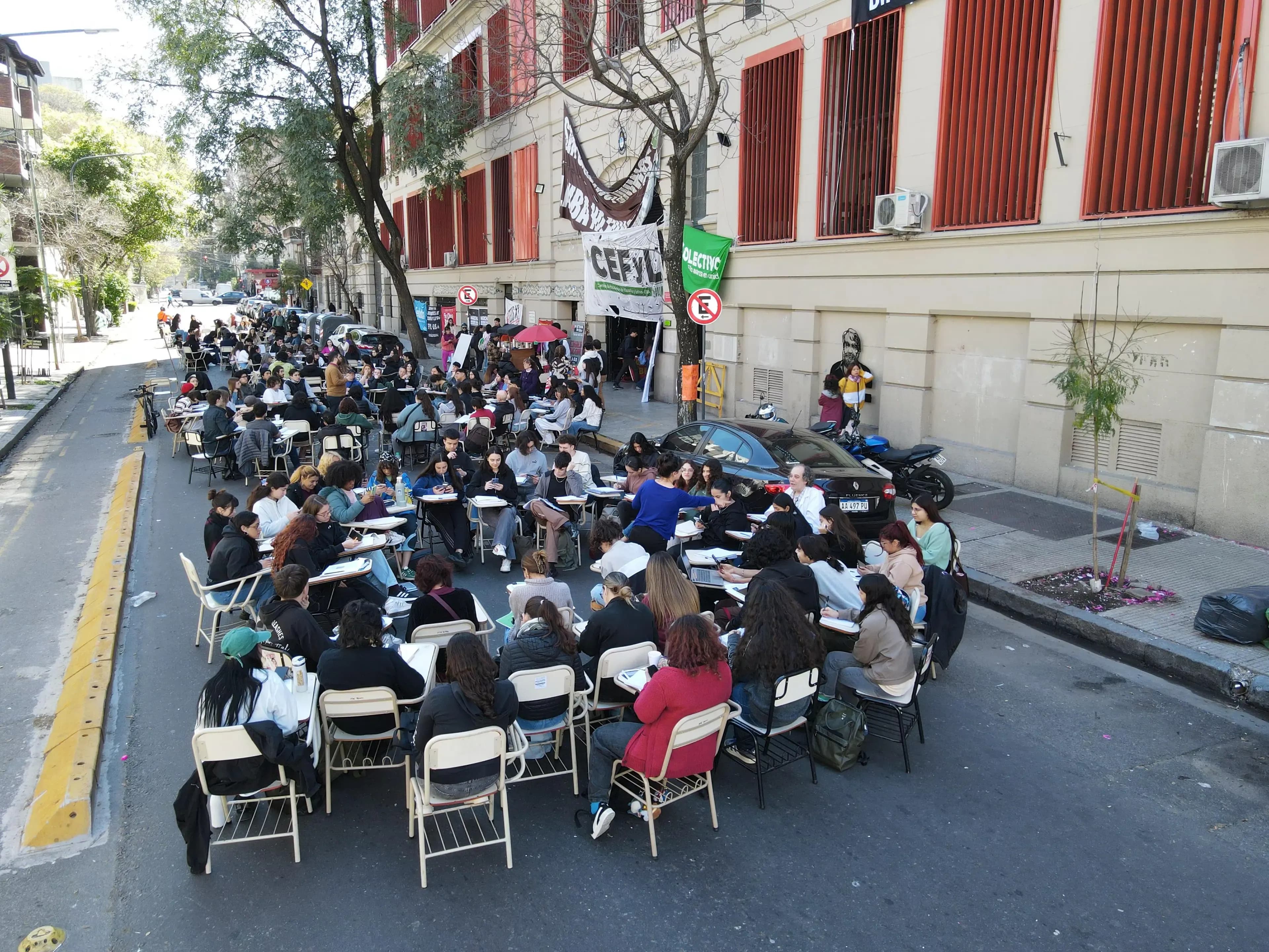 Estudiantes universitarios intensifican protestas antes de marcha al Congreso
