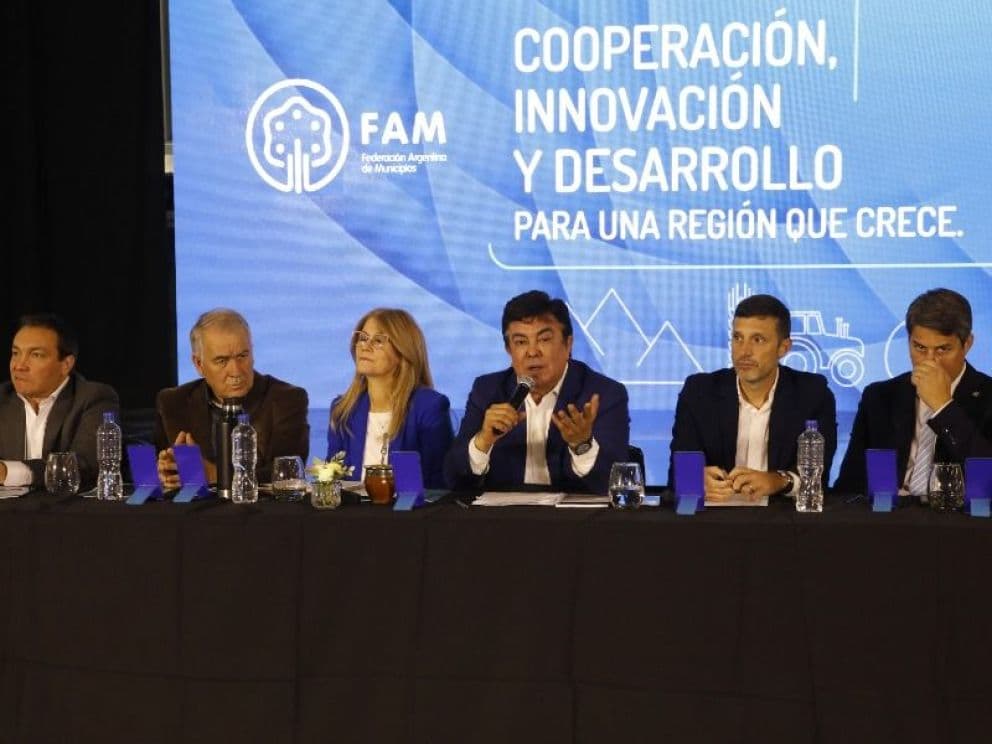 Featured image for: Espinoza encabezó un encuentro federal de intendentes en Santa Fe y llamó a fortalecer el rol de los municipios