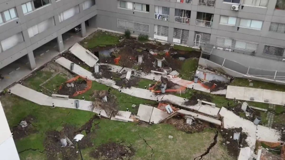 Featured image for: La Ciudad informó a los vecinos sobre las obras que comenzaron en el edificio afectado por el derrumbe