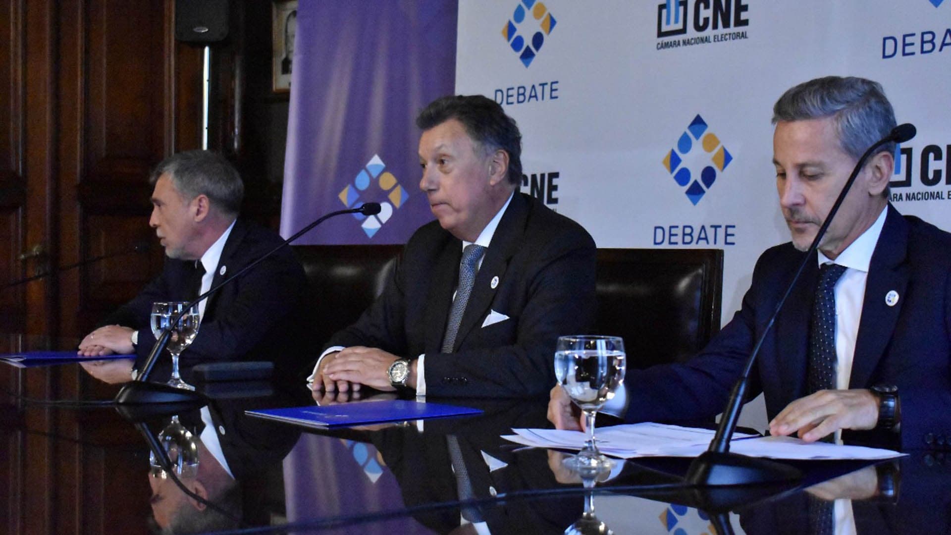 Featured image for: La Cámara Electoral anuló el DNU de Milei que transfería a Migraciones el otorgamiento de la ciudadanía argentina