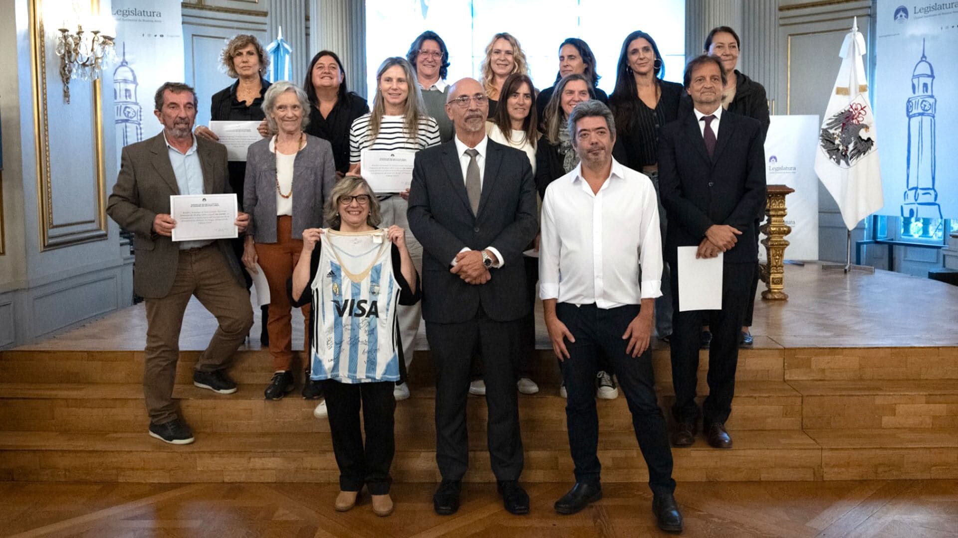 Featured image for: La Legislatura porteña homenajeó a Las Leonas: “Se habla de un equipo que empezó como grupo, siguió como equipo y terminó como familia”