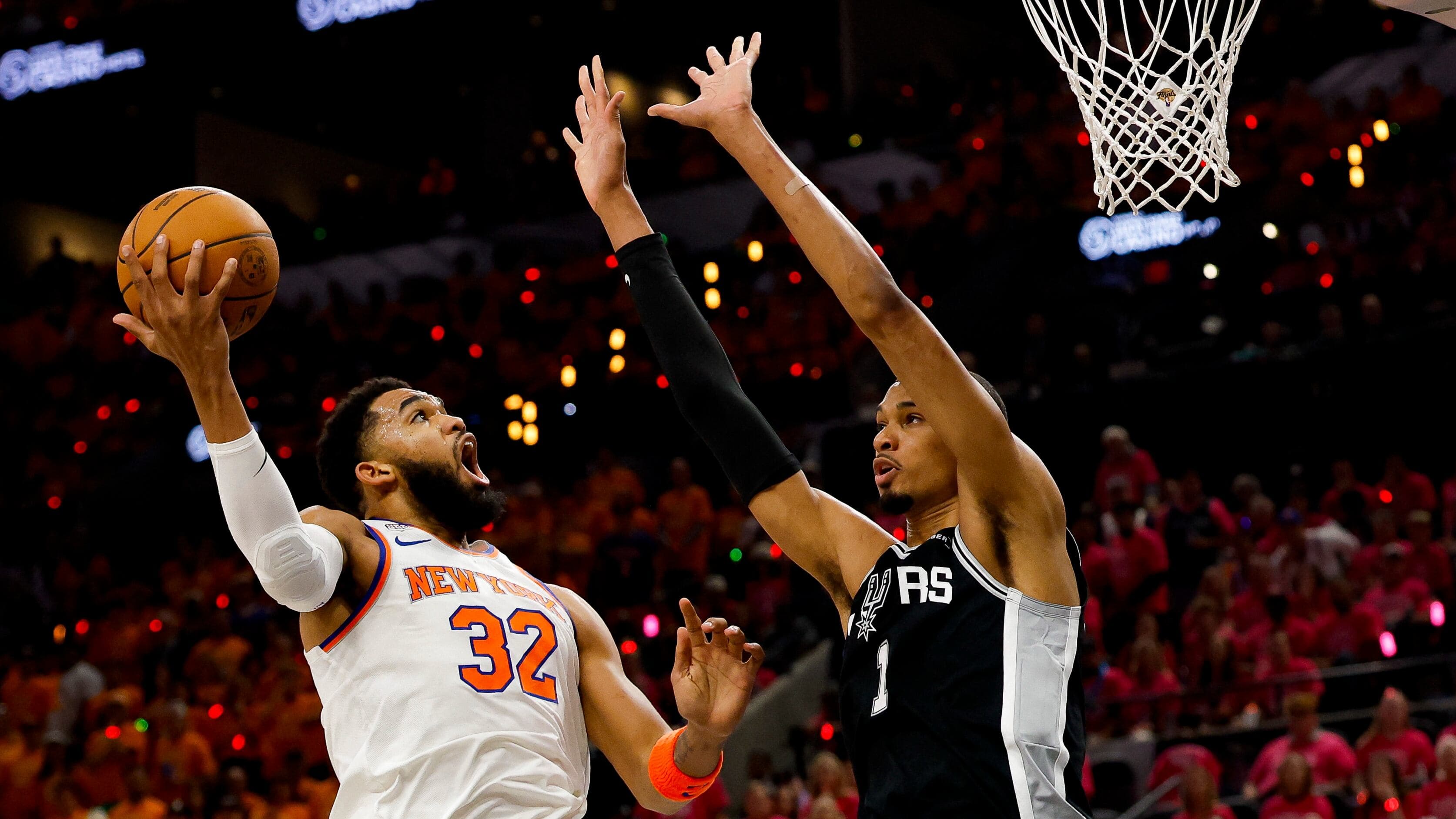 Featured image for: Los New York Knicks sorprendieron a San Antonio Spurs en el inicio de la final de la NBA: el insólito momento que vivió Wembanyama
