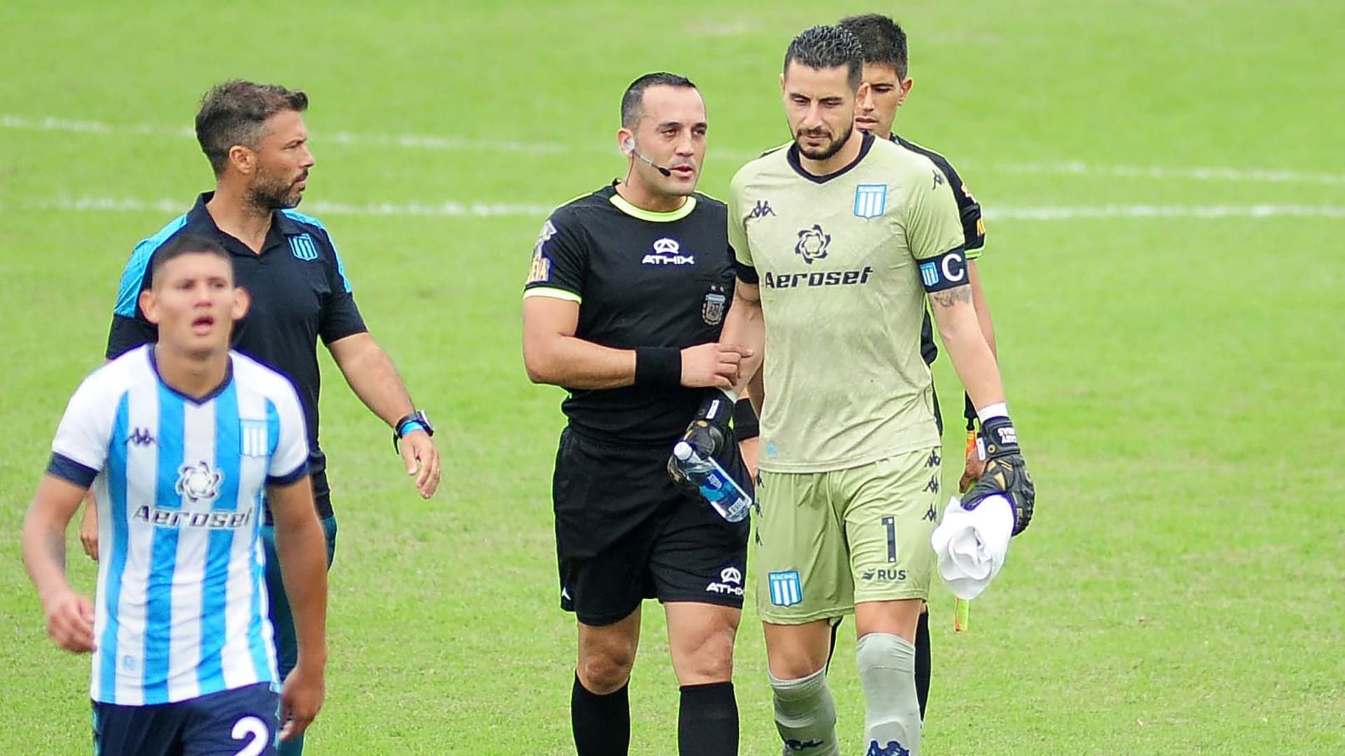 Featured image for: Nuevos chats siembran dudas sobre los arbitrajes en el fútbol argentino: “Ahora que me banquen porque Racing me borra”