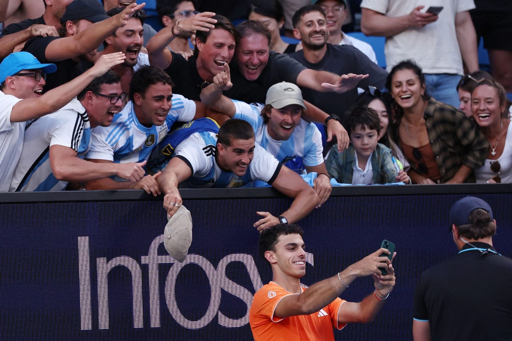 Featured image for: Cerúndolo se sube a la hinchada argentina y sueña con hacer historia en el Australian Open