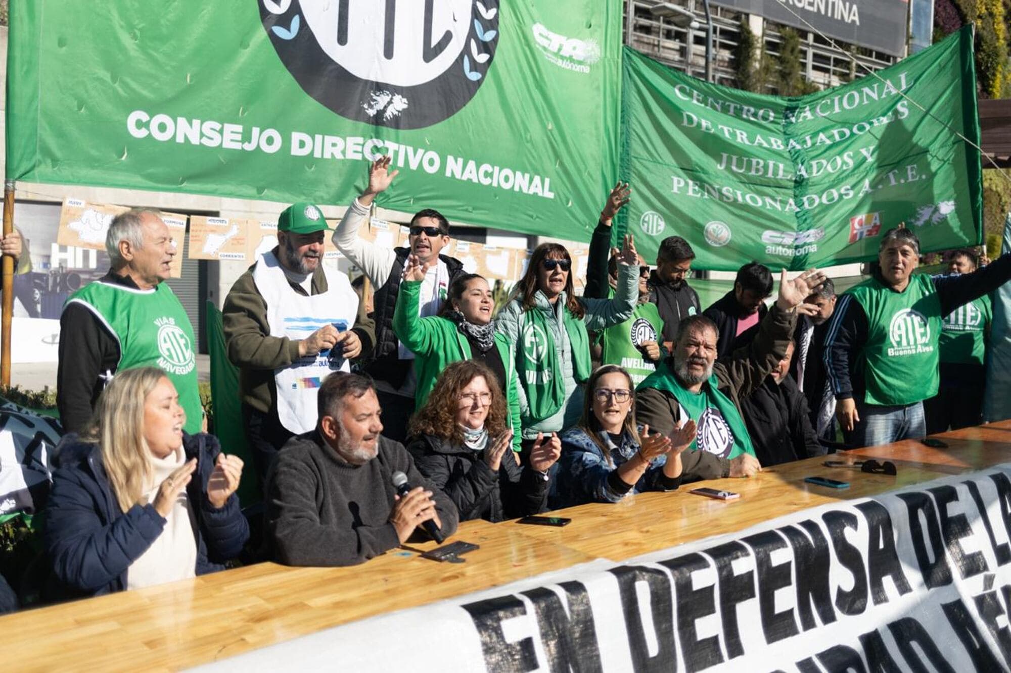 Featured image for: Con más gremios, se amplió en Aeroparque la protesta por los recortes en el sistema aeronáutico y el SMN