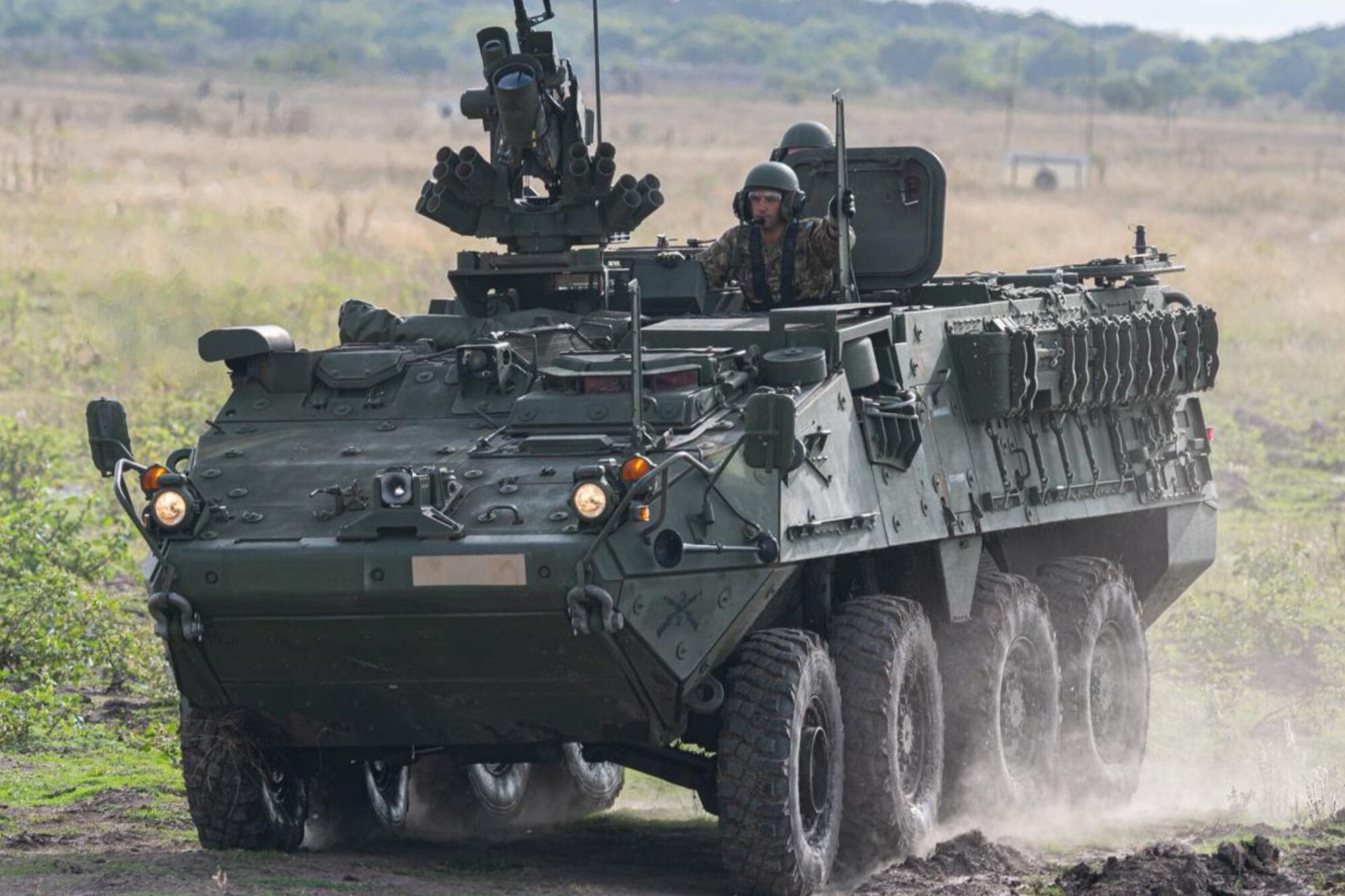 Featured image for: El Ejército Argentino logró la certificación para tripular los Stryker 8x8: así son los vehículos militares blindados que permiten acciones de tiro de combate