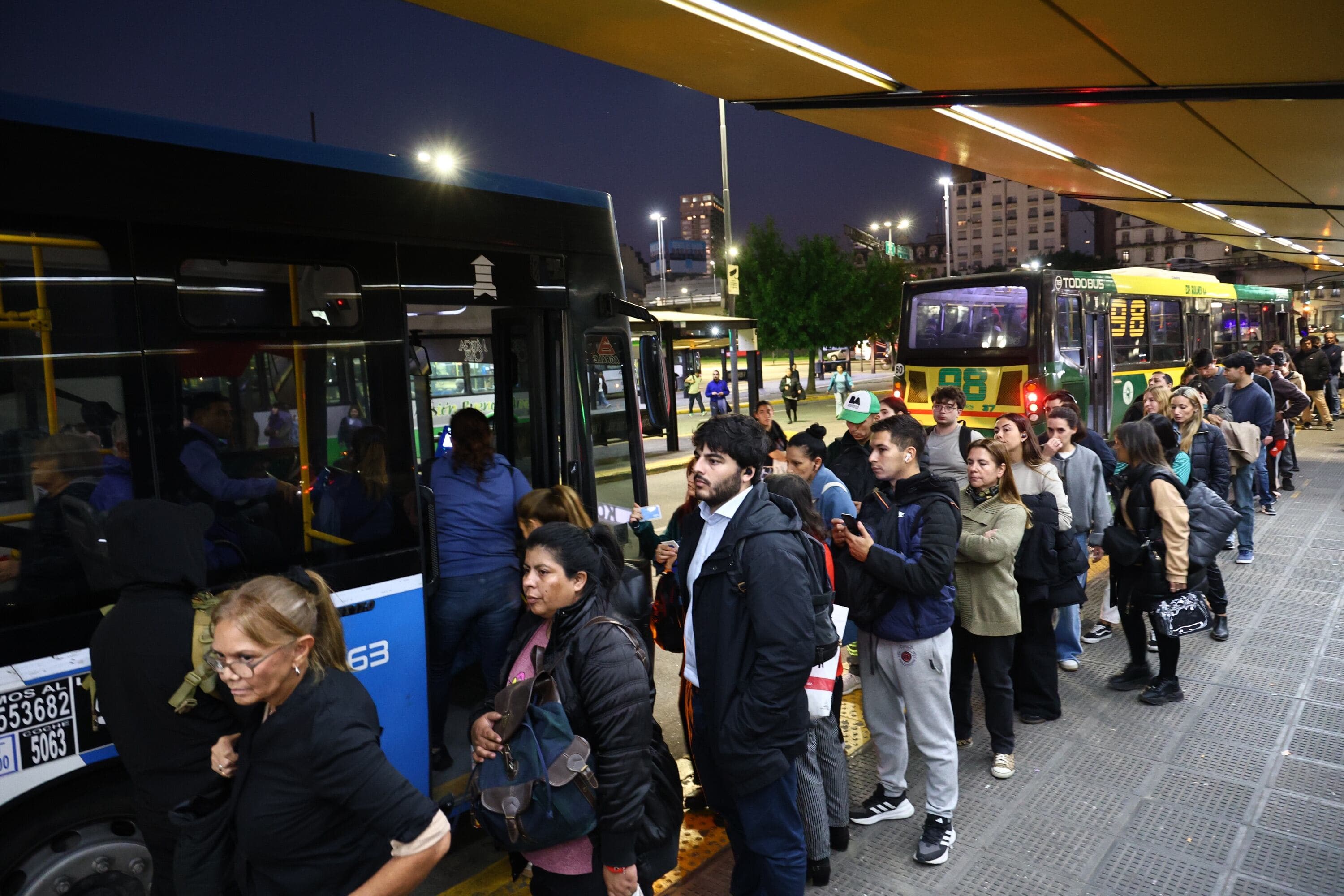 Featured image for: Las empresas de colectivos del AMBA se declaran en emergencia y amenazan con volver a reducir servicios