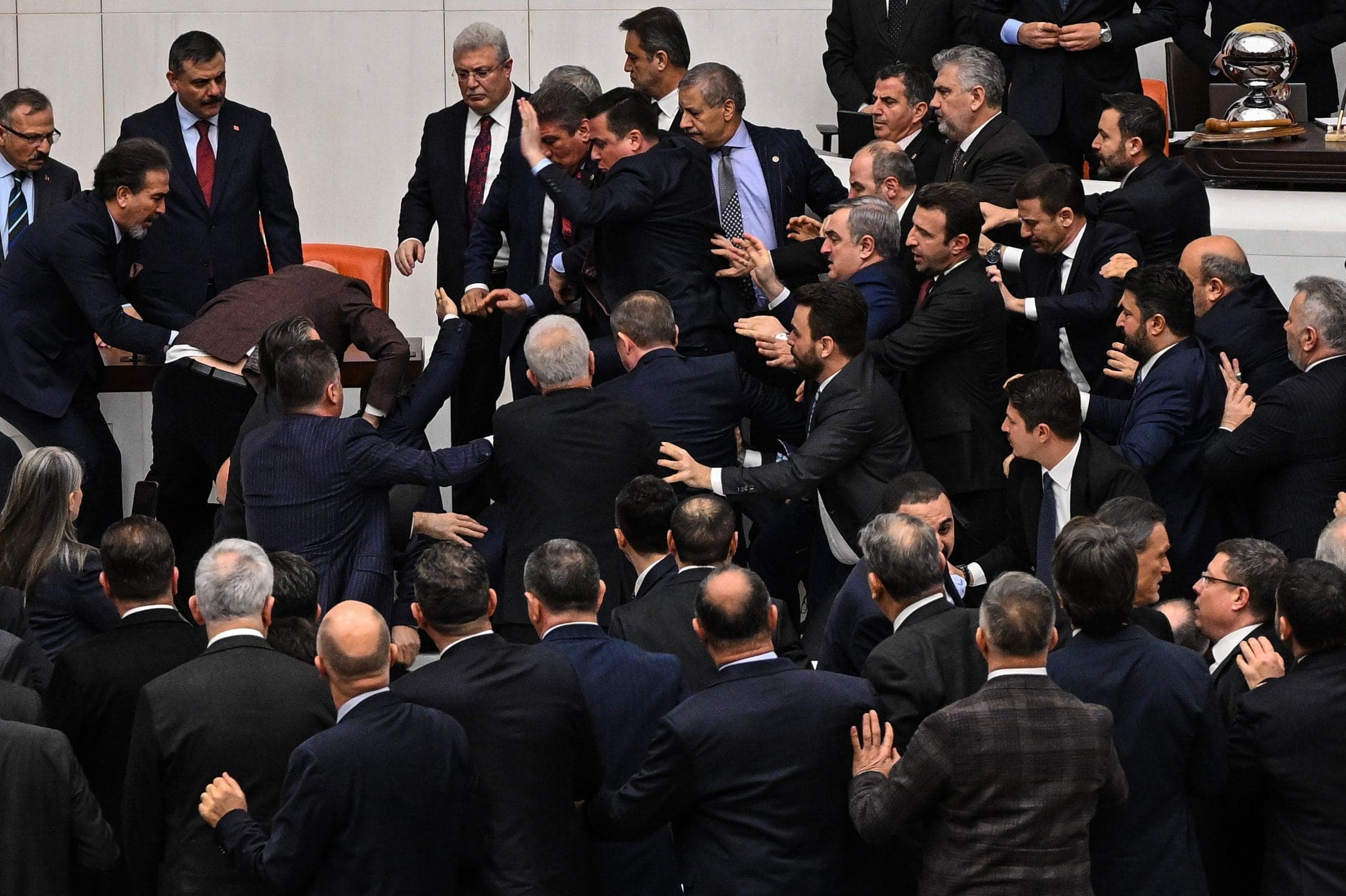 Featured image for: Legisladores turcos protagonizaron una pelea a los puñetazos por el nombramiento de un nuevo ministro