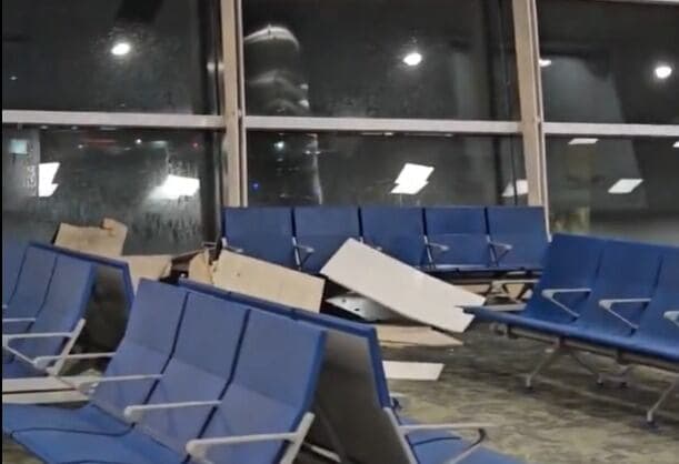 Featured image for: Temporal en el AMBA: se cayó parte del techo en Aeroparque por la tormenta en la Ciudad