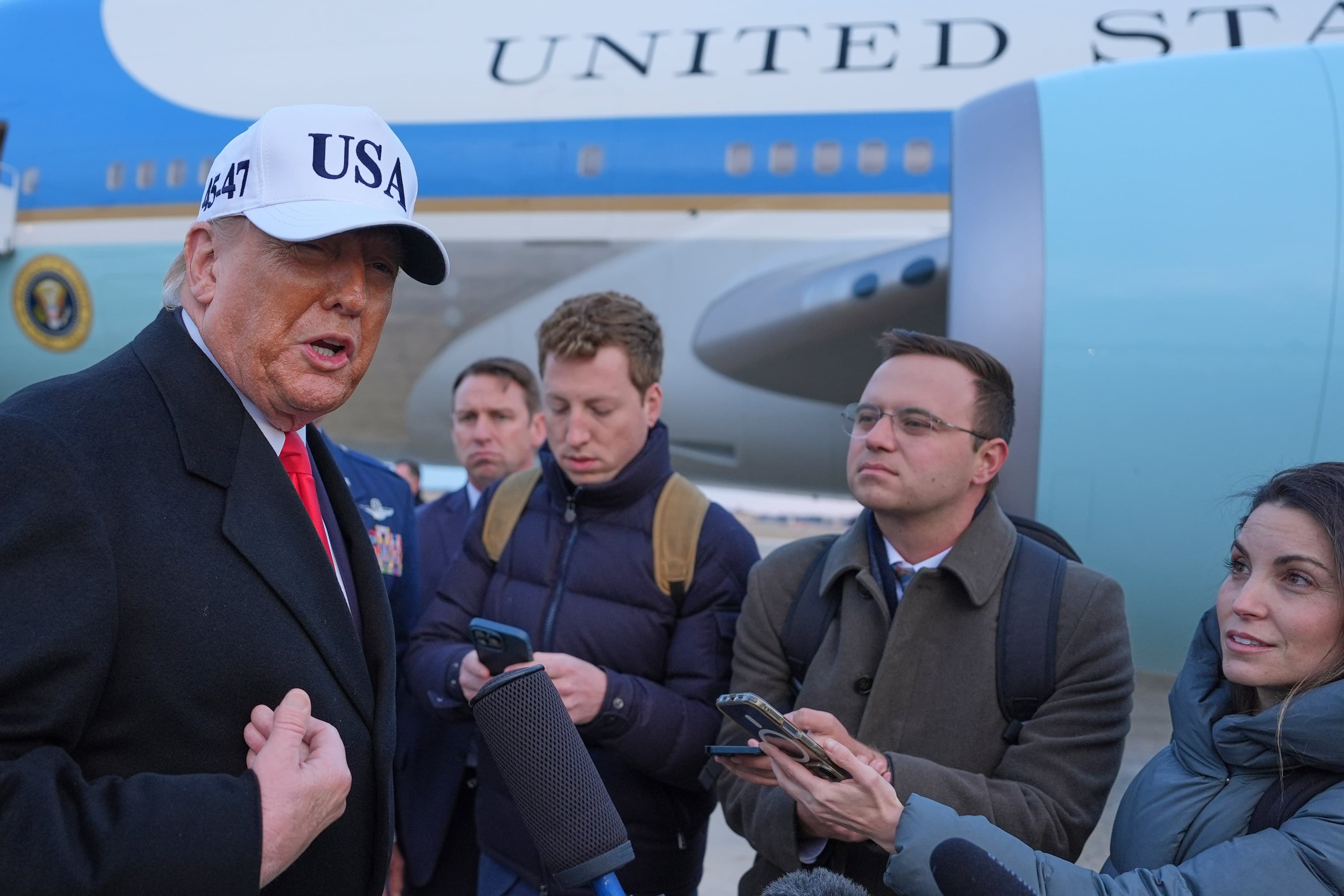 Featured image for: Trump lanza una dura advertencia sobre Groenlandia antes de una reunión clave en la Casa Blanca