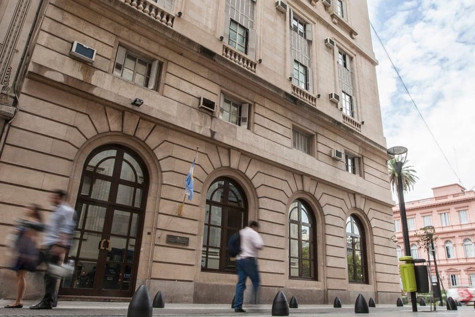 Featured image for: Un juez federal habilitó la feria para tratar una cautelar contra el DNU de Milei que reconfiguró la SIDE