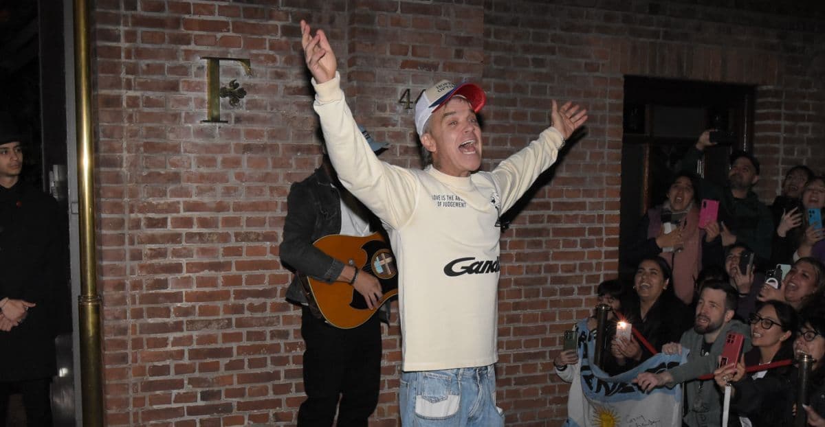 A días de sus shows, Robbie Williams cantó con sus fans afuera del hotel y escuchó sus pedidos