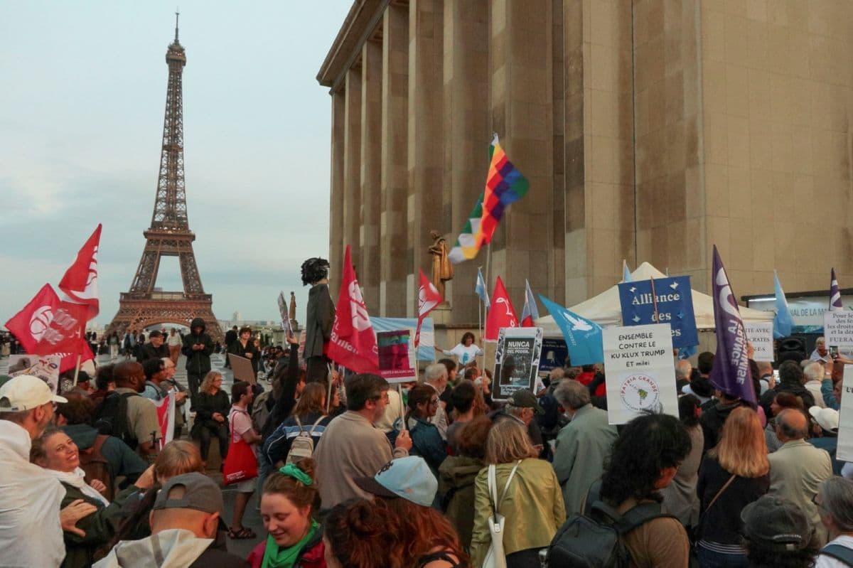Argentinos protestaron en Francia contra la visita oficial de Javier Milei