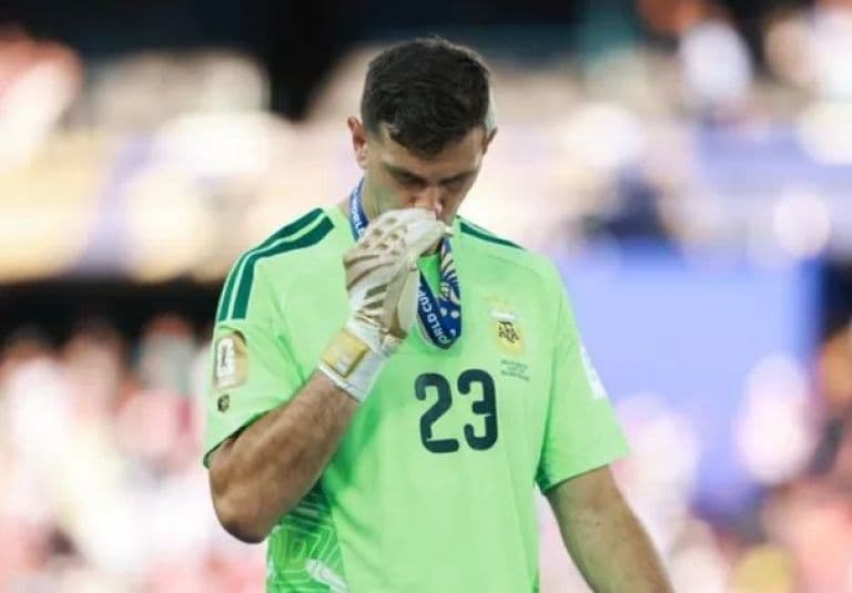 Balón de Oro 2026: Dibu Martínez, nominado a la categoría de mejor arquero del mundo