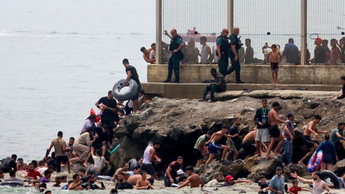 Crisis en España: miles de personas cruzaron desde Marruecos hacia Ceuta