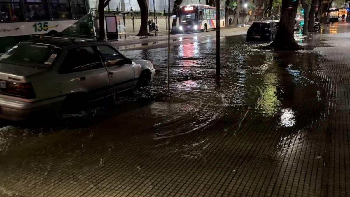 En Caballito una rotura de caño inundó tres cuadras y provocó cortes de tránsito