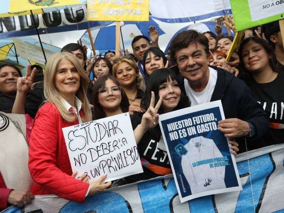Espinoza marchó en defensa de la universidad pública: “No podemos perder el derecho al futuro”
