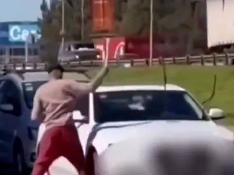 Exigían dinero por limpiar vidrios y agredieron a automovilistas que se negaron a pagar