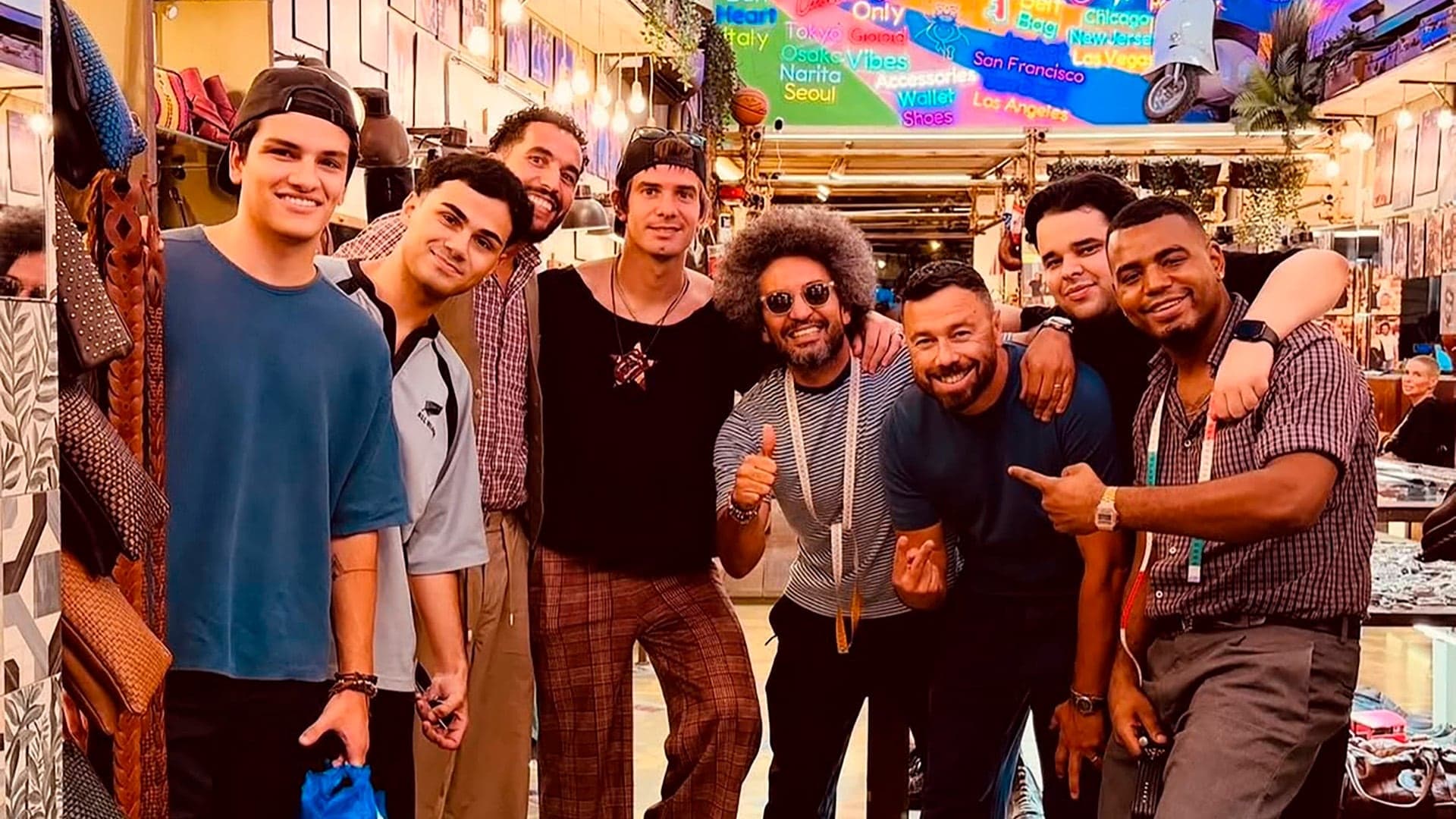 Franco Mastantuono visitó una exclusiva tienda en Florencia y sorprendió con su look