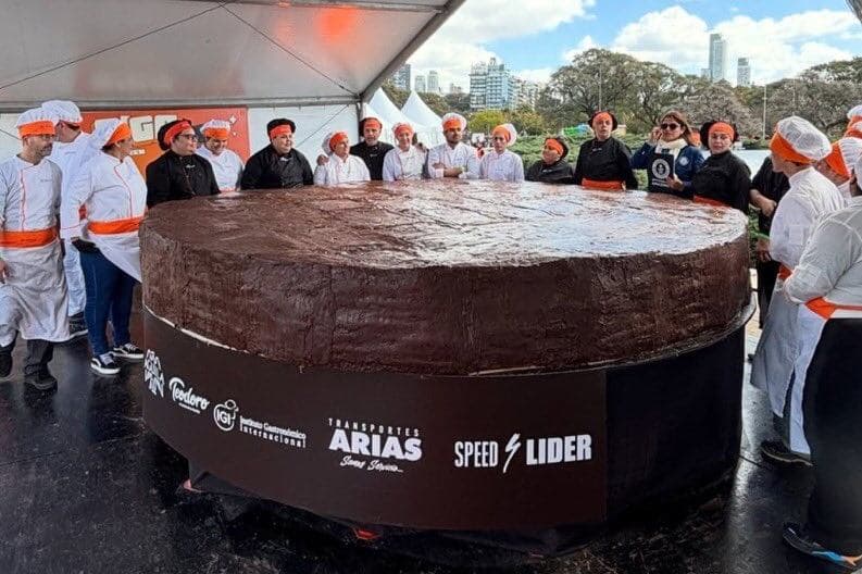 Hicieron en Buenos Aires un alfajor de más de tres toneladas de peso, el más grande del mundo