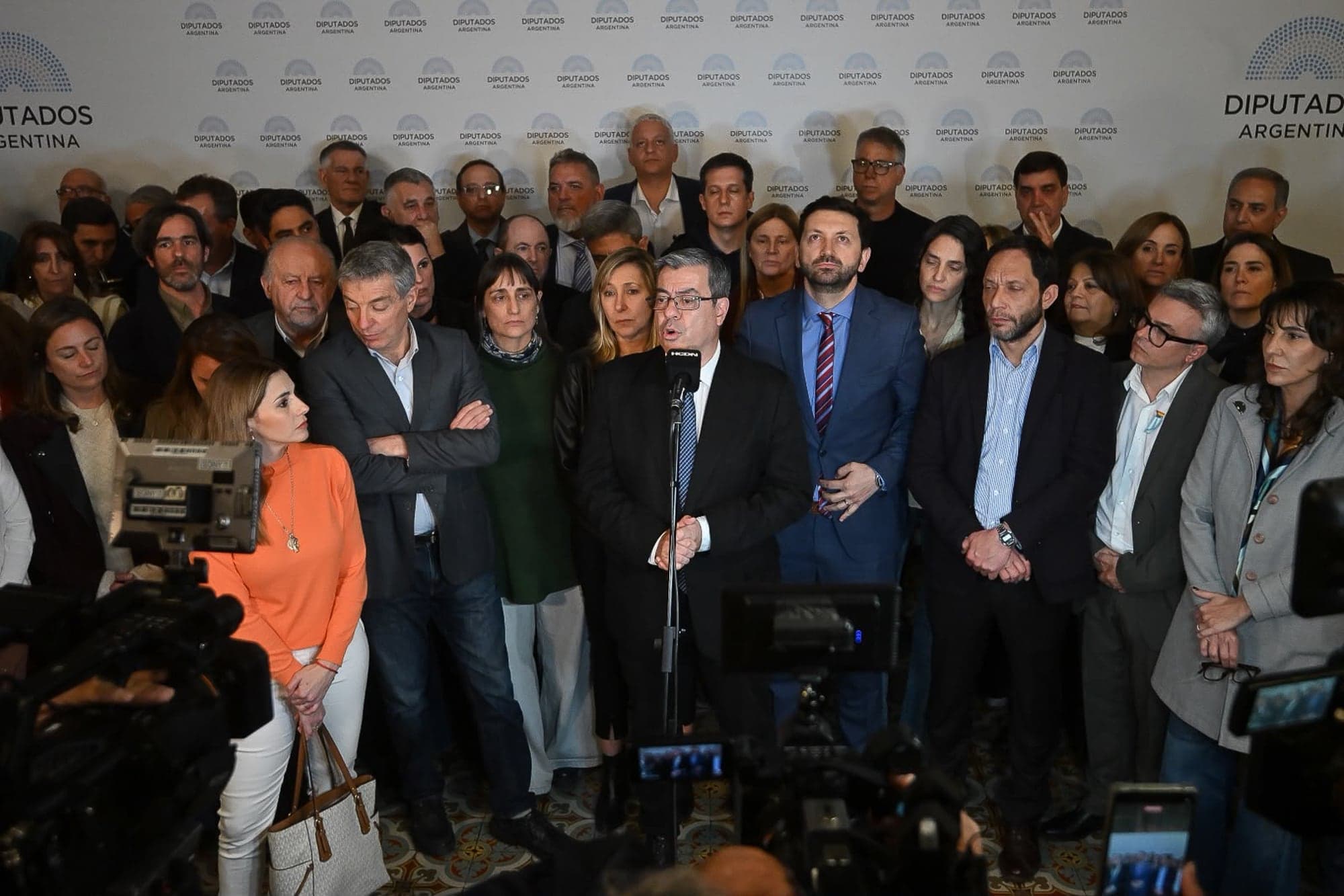 La oposición convocó una sesión en Diputados para derogar el DNU 70: también tratarán endeudamiento y discapacidad