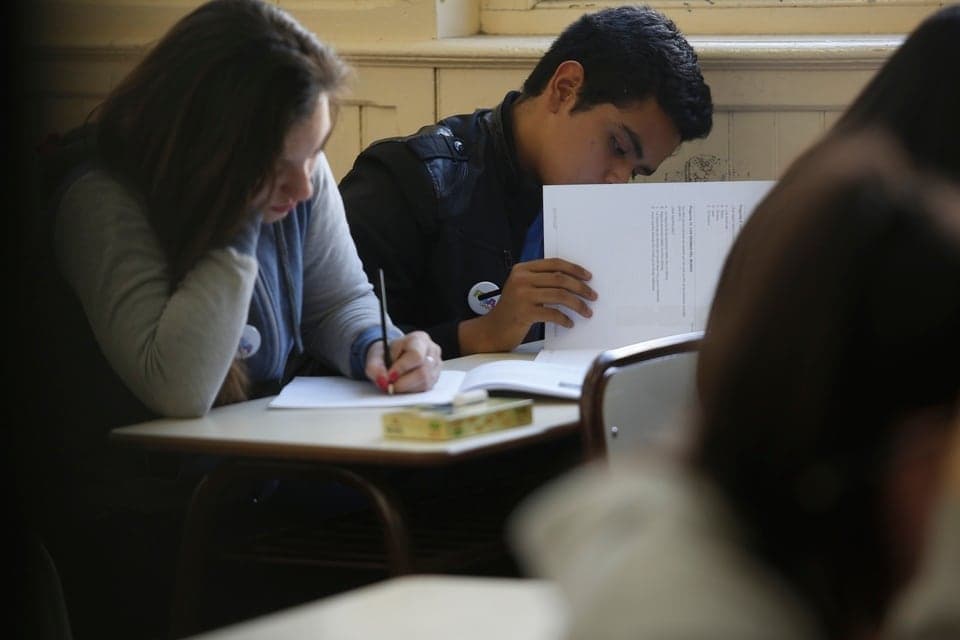 La paradoja de CABA: tiene uno de los mejores desempeños de la región en PISA 2025, pero sus notas marcan una fuerte caída