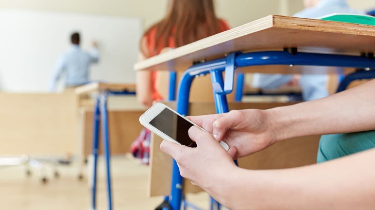 La Rioja aprobó una ley para regular el uso de celulares en las escuelas