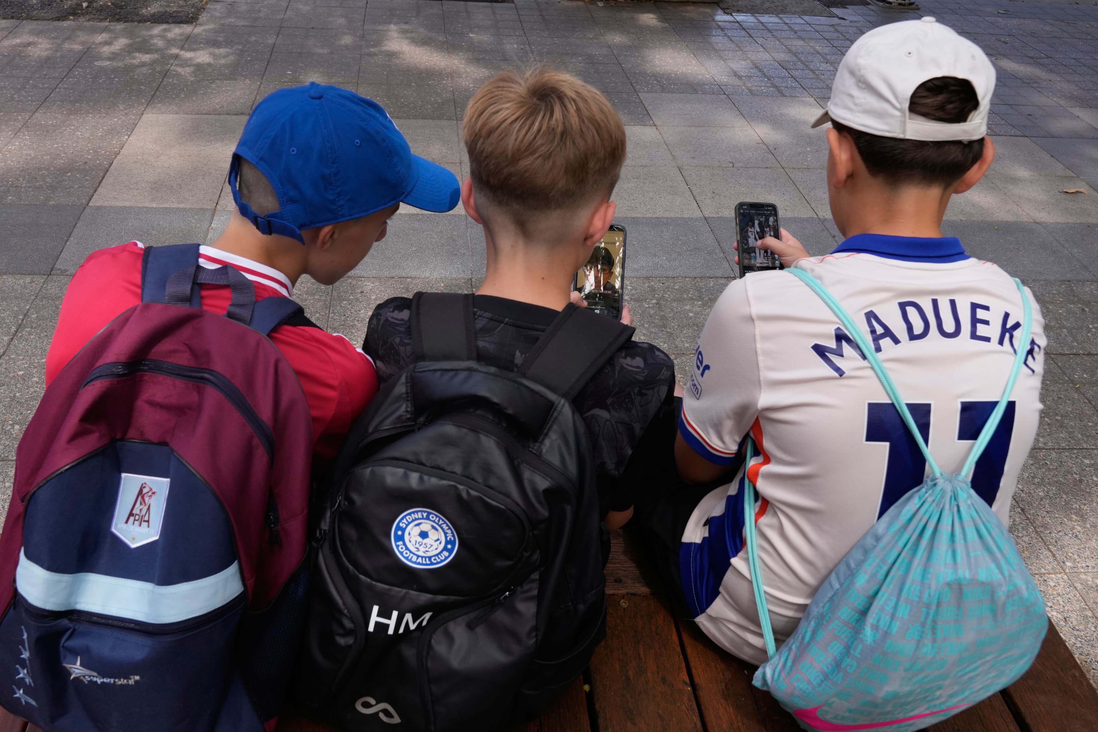 La Unión Europea propone prohibir las redes sociales a los menores de 13 años
