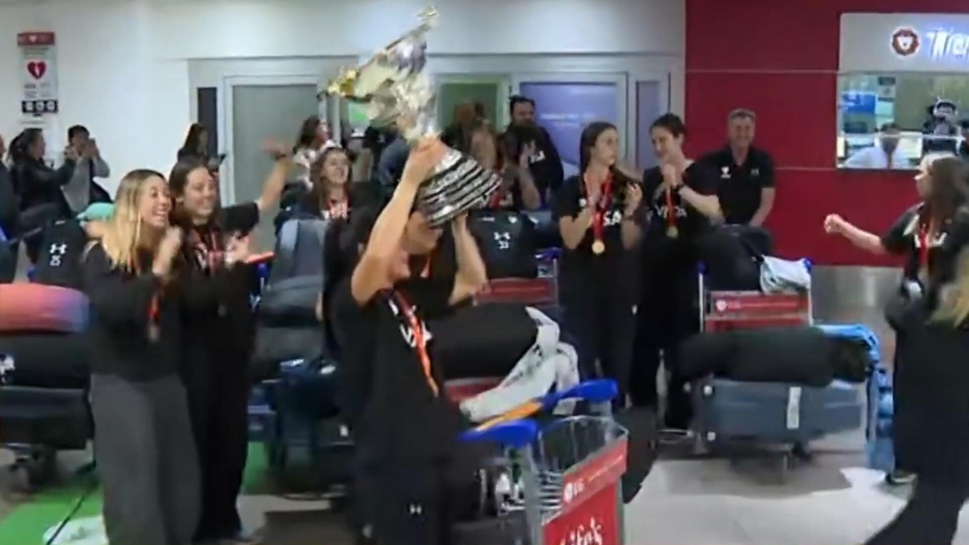 Las Leonas llegaron a la Argentina tras ganar el Mundial de hockey: “Un sueño hecho realidad”