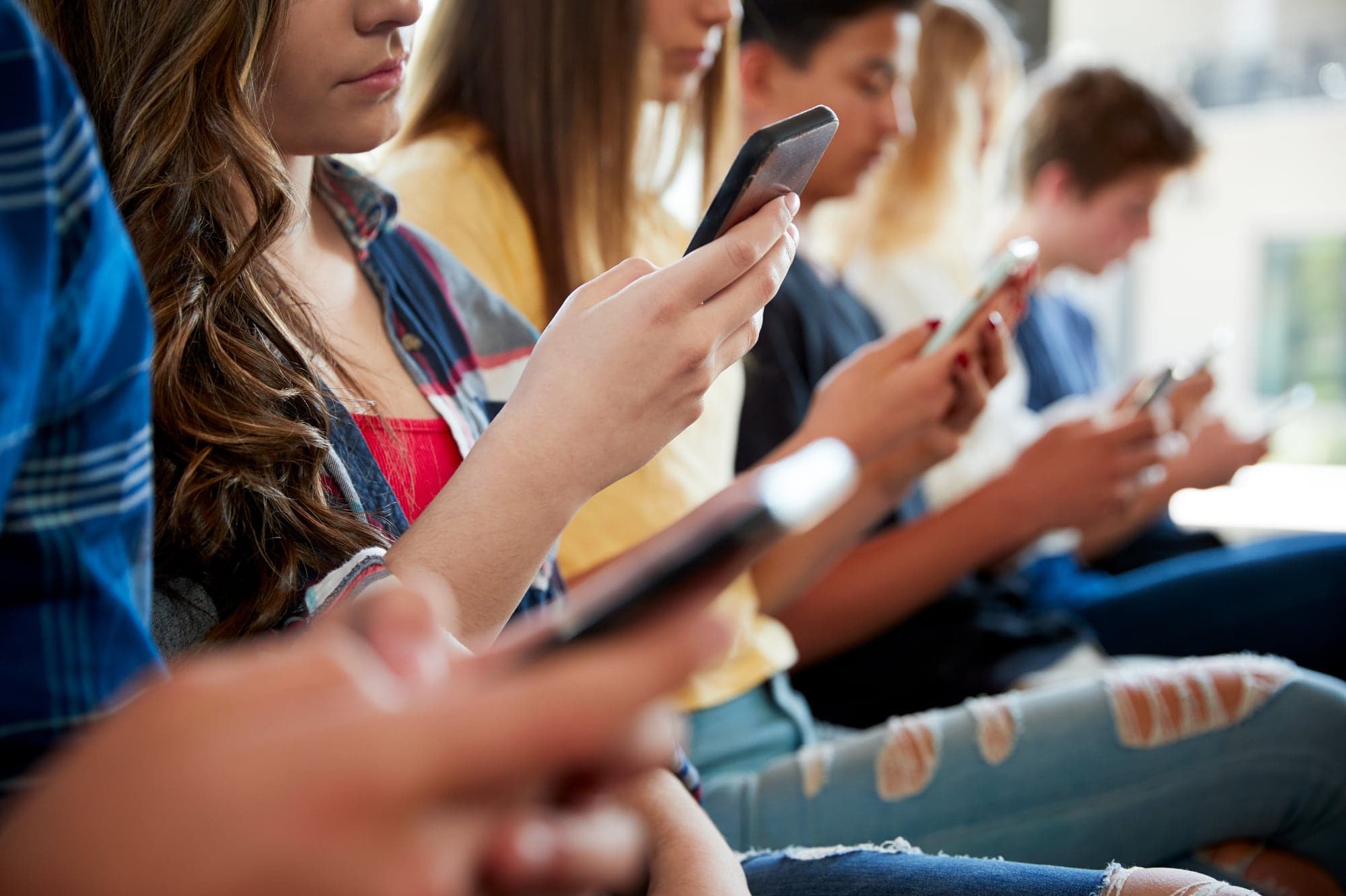 Los adolescentes porteños pasan tres meses al año frente al celular y el 40% presenta alertas de salud mental