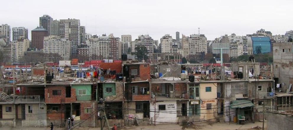 Más de 5 millones de hogares en la Argentina sobreviven en condiciones precarias