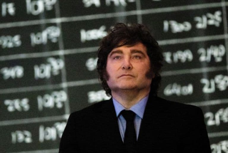 Milei retuiteó la severa nota de The Economist: "Su experimento pende de un hilo"