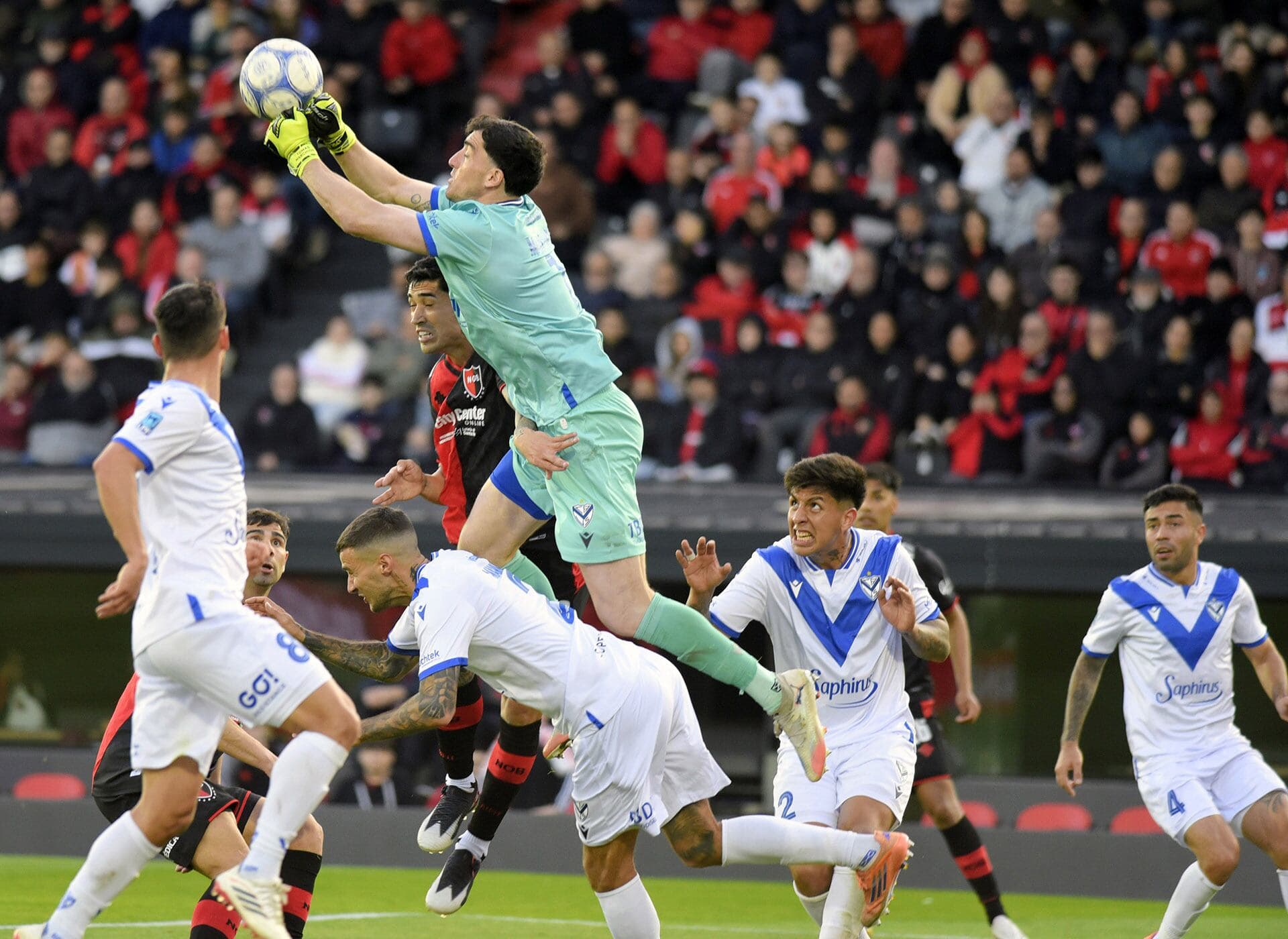 Operaron de urgencia a Emmanuel Mammana tras un choque con su arquero en Newell’s-Vélez: quedó internado en cuidados intensivos