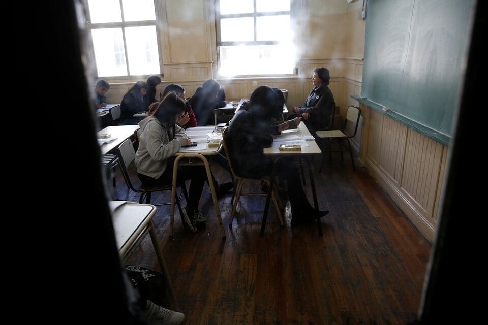 Pruebas PISA 2025: la Argentina vuelve a caer y menos del 8% de los alumnos alcanza el nivel básico en todas las materias