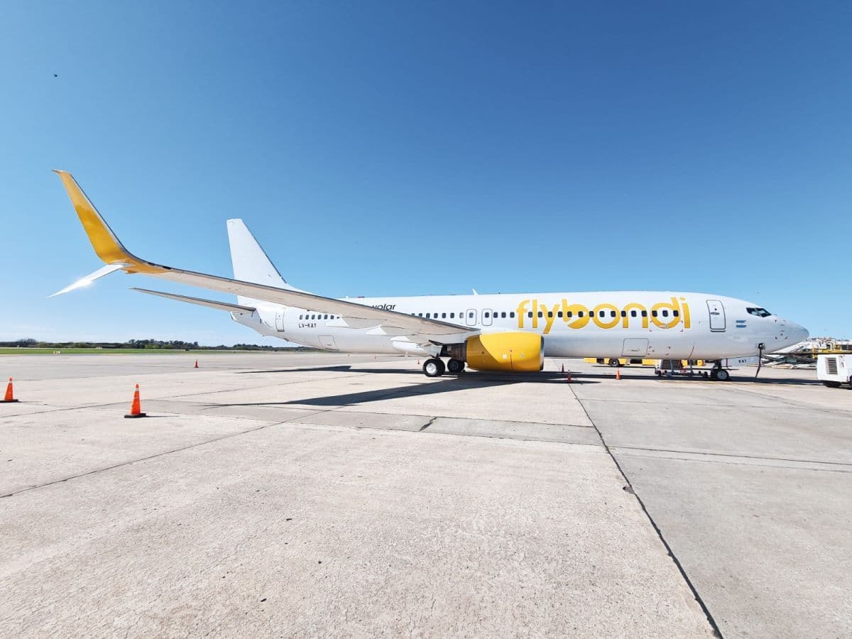 Sin vuelos hace dos meses, Flybondi debe $610.000 millones y busca reestructurarse