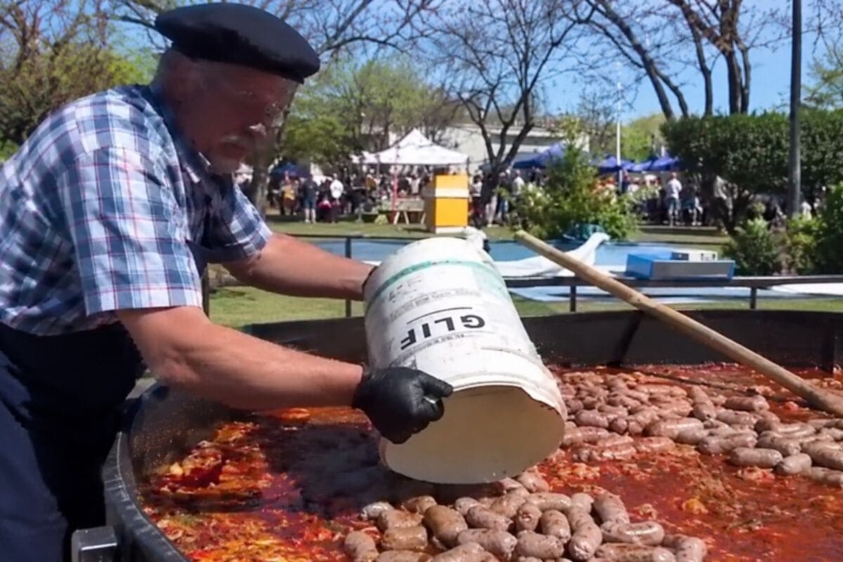 Usaron un bidón de glifosato para cocinar chorizos a la pomarola en la fiesta de un municipio bonaerense