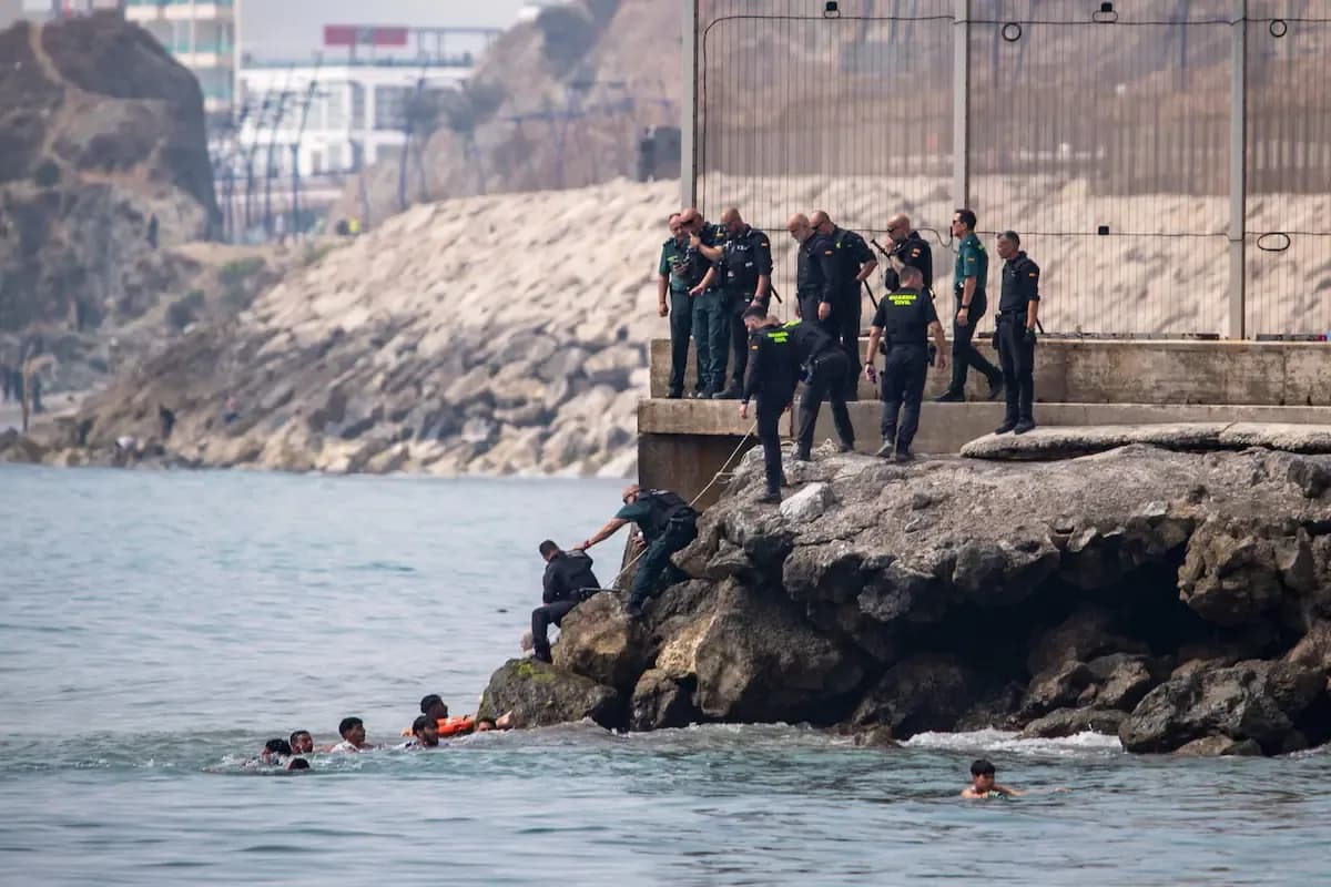 España despliega Fuerzas Armadas en Ceuta: 34 muertos en intento masivo de cruce