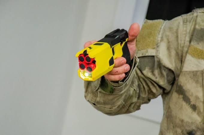 Aprueban avanzar con un proyecto para autorizar pistolas Taser en la Policía de la Provincia de Buenos Aires