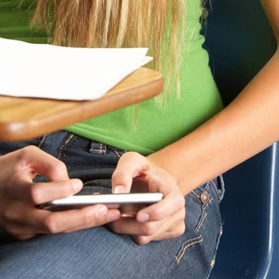 Celulares en las aulas: el Nacional de Buenos Aires los prohíbió