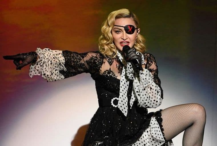 Madonna encendió las redes sociales con una foto en topless