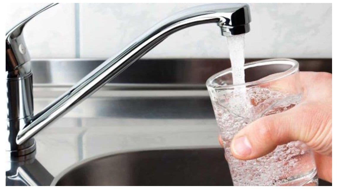 ¿El agua de la Ciudad tiene gusto a aceite de oliva? La explicación de Aysa