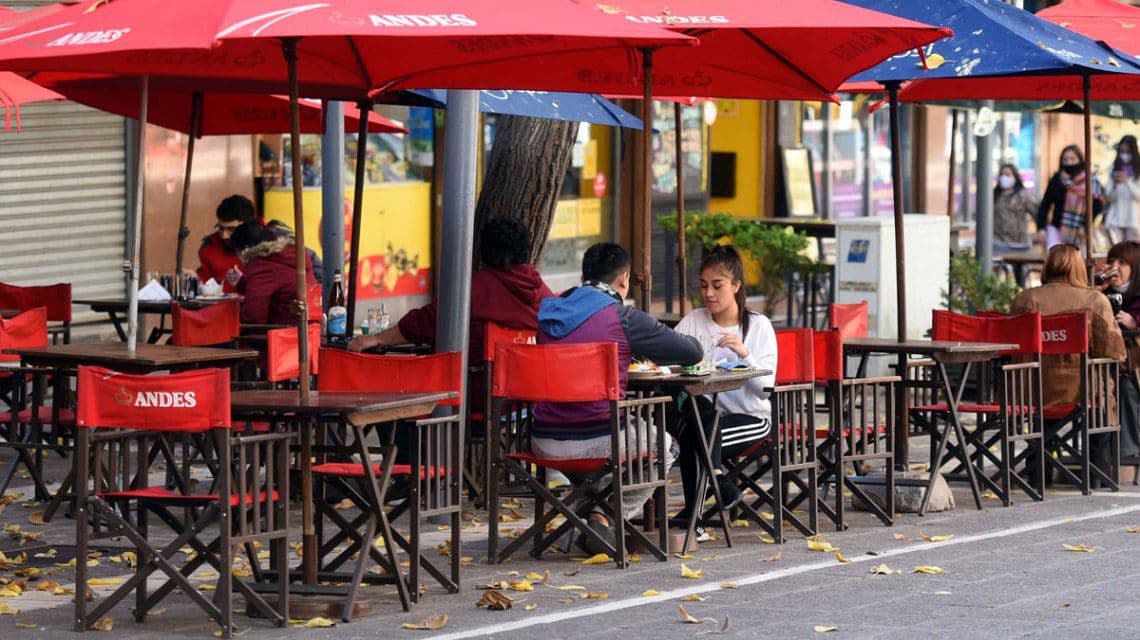 Mendoza: arrestarán a quienes hagan reuniones con amigos