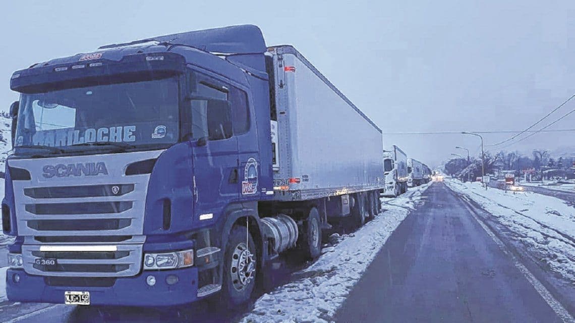 Más de 300 camiones se encuentran varados por la nieve en Neuquén