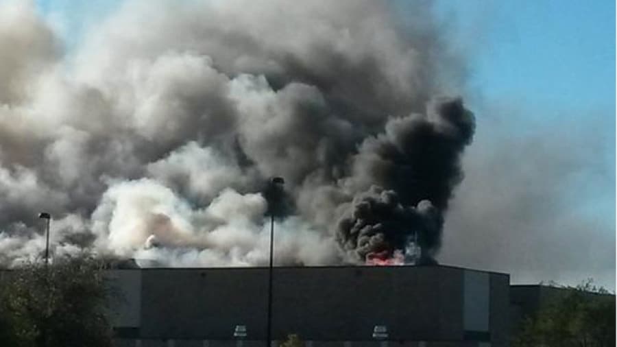 Alerta en EE.UU. por un avión que se estrelló contra un edificio