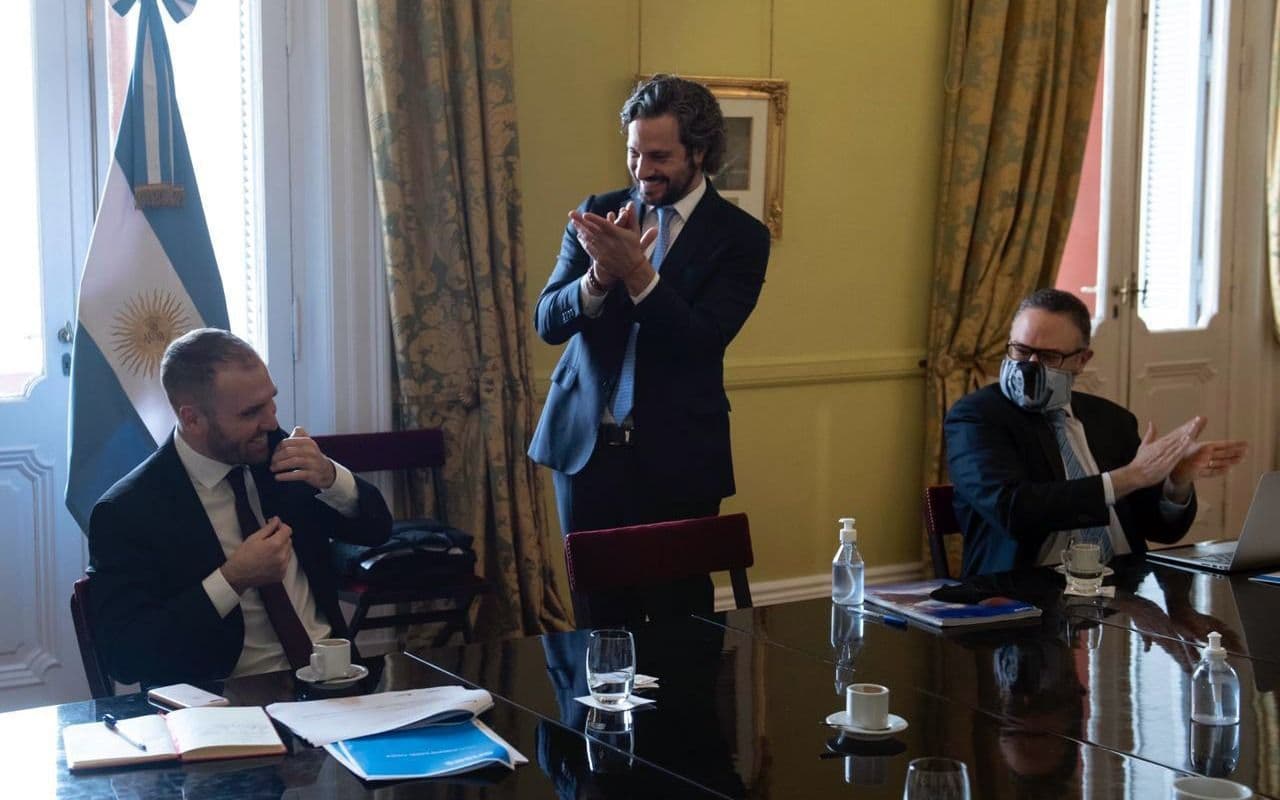 Tras el acuerdo con bonistas, los ministros felicitaron a Guzmán con aplausos